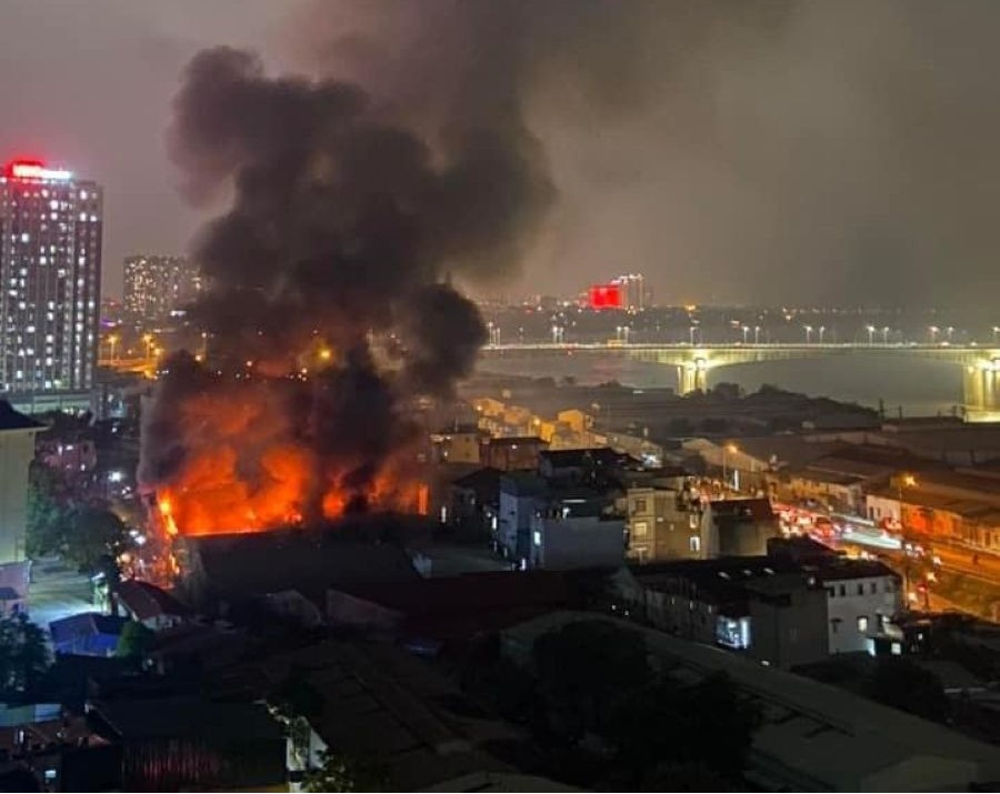 Hà Nội: Cháy nhà kho tại phường Vĩnh Tuy; thiệt hại tài sản đang được thống kê
